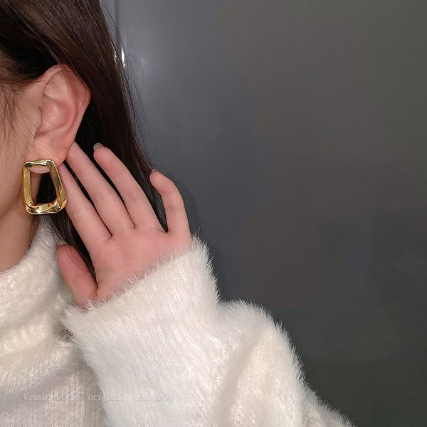 925 silver needle irregular hollow simple geometric fashion design personality fashion temperament net red earrings
925 silver needle irregular hollow simple geometric fashion design personality fashion temperament net red earrings