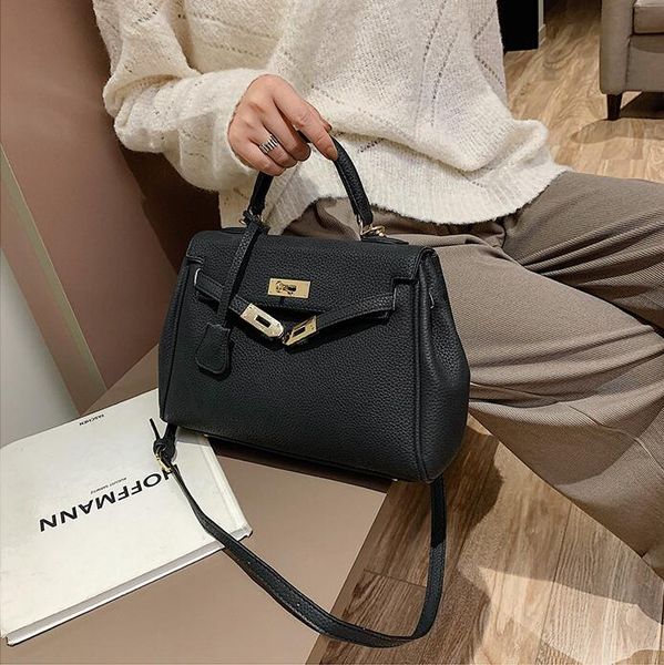 factory wholesale women leather shoulder bag classic lychee handbag simple large leathers handbags street joker solid color messenger bags 6, Black;red
factory wholesale women leather shoulder bag classic lychee handbag simple large leathers handbags street joker solid color messenger bags 6, Black;red