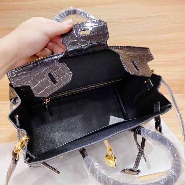2021 horizontal square black cover crocodile pattern middle with hard handle lock business solid color bag
2021 horizontal square black cover crocodile pattern middle with hard handle lock business solid color bag