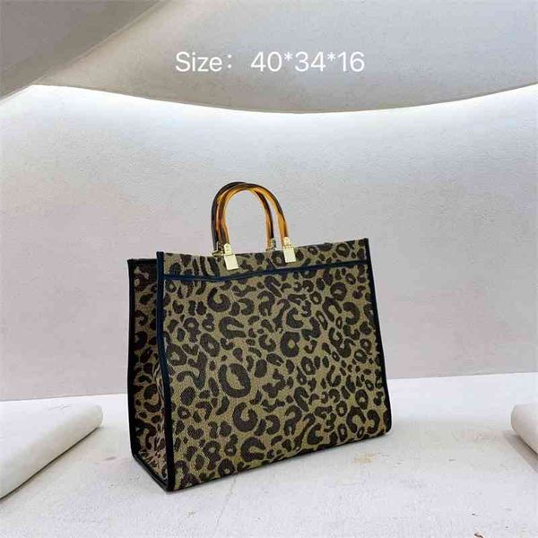 2021 new korean contrast acrylic canvas leopard print large capacity tote portable one shoulder messenger bag
2021 new korean contrast acrylic canvas leopard print large capacity tote portable one shoulder messenger bag