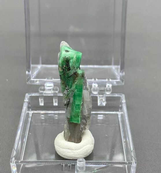 decorative objects & figurines 100% natural green emerald mineral gem-grade crystal specimens stones and crystals quartz box size 3.4 cm
decorative objects & figurines 100% natural green emerald mineral gem-grade crystal specimens stones and crystals quartz box size 3.4 cm