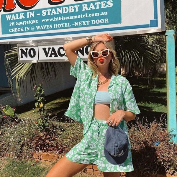 women's tracksuits 2021 summer casual shirt and mini shorts suit geometric lattice printed cotton lounge beach wear suits for women set, Gray
women's tracksuits 2021 summer casual shirt and mini shorts suit geometric lattice printed cotton lounge beach wear suits for women set, Gray