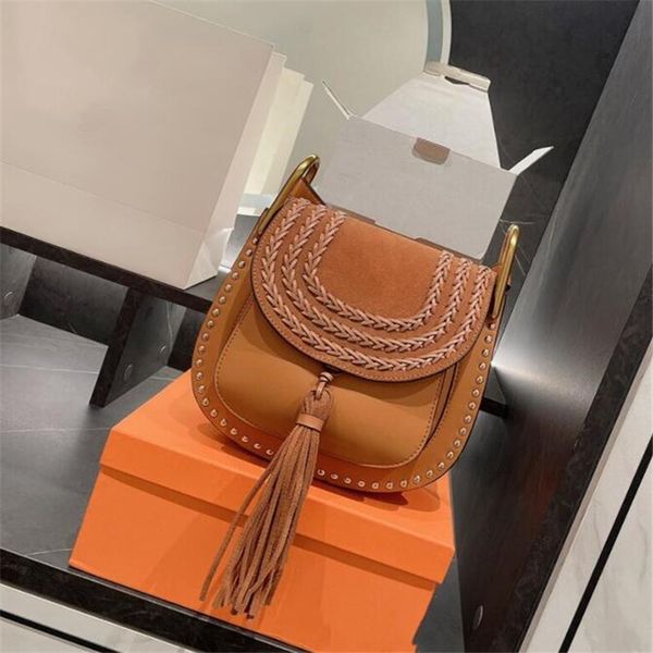 2022 fashion brand designer women bag cowskin leather tassle rivet mini marcie bag shoulder messenger saddle bag handbag purses 22x19cm brow
2022 fashion brand designer women bag cowskin leather tassle rivet mini marcie bag shoulder messenger saddle bag handbag purses 22x19cm brow