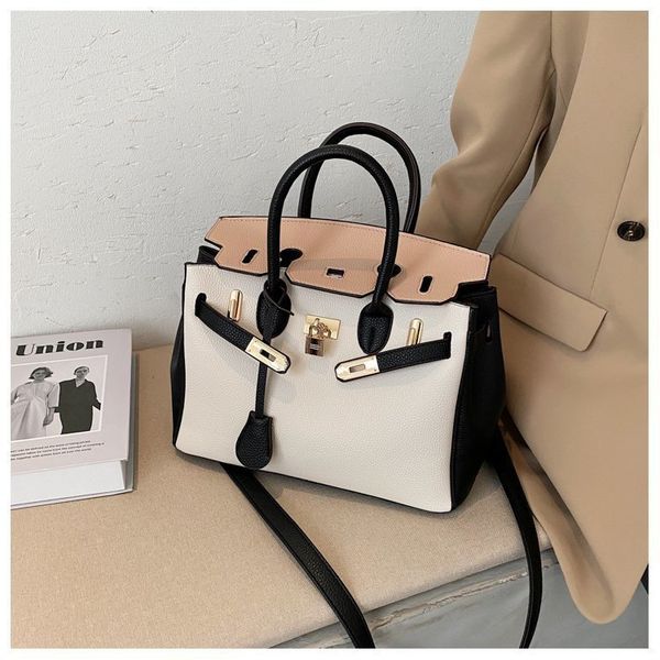 2020 new bag fashion litchi pattern hand urban simple temperament one shoulder slant cross kelly
2020 new bag fashion litchi pattern hand urban simple temperament one shoulder slant cross kelly