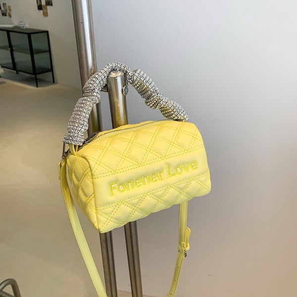handbag lingge embroidery bag women's summer texture 2021 fashion portable messenger foreign style one shoulder pillow
handbag lingge embroidery bag women's summer texture 2021 fashion portable messenger foreign style one shoulder pillow