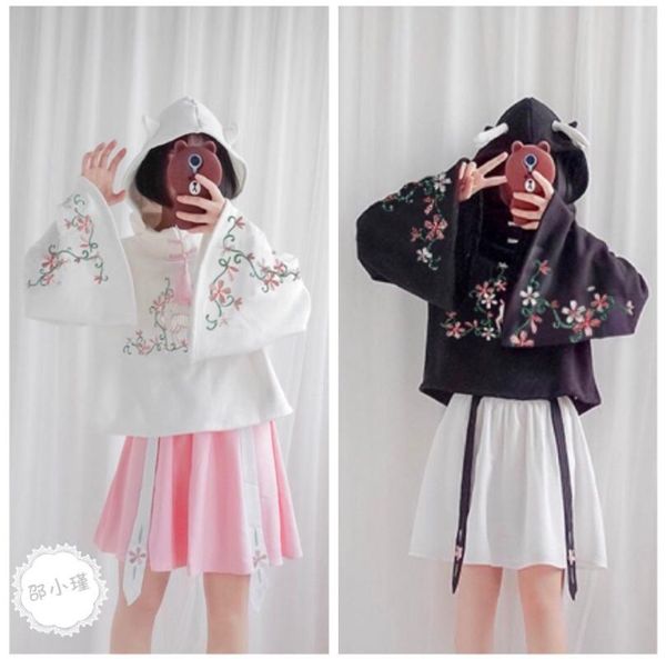 female daily chinese elements embroidered loose long-sleeved hooded woolen sweater head short skirt suit autumn women's two piece pants, White
female daily chinese elements embroidered loose long-sleeved hooded woolen sweater head short skirt suit autumn women's two piece pants, White