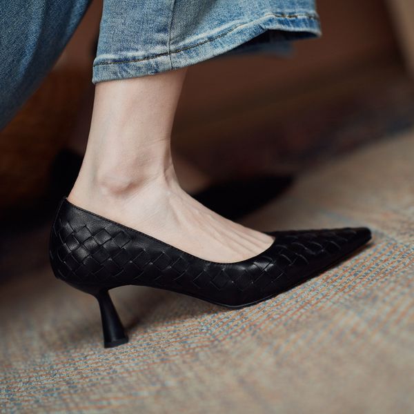 french high heels, thin women's sho autumn , shallow mouth cow leather middle heel woven poted sgle, Black
french high heels, thin women's sho autumn , shallow mouth cow leather middle heel woven poted sgle, Black