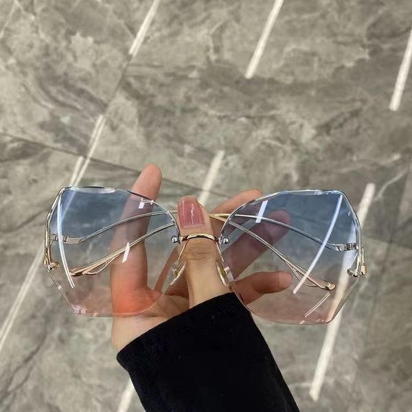 european and american butterfly-shaped big-frame cut-edge rimless sunglasses fashion hollow bent feet trend ladies universal, White;black
european and american butterfly-shaped big-frame cut-edge rimless sunglasses fashion hollow bent feet trend ladies universal, White;black