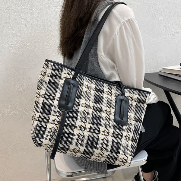simple large capacity women's summer versatile 2021 new fashion shoulder bag student portable tote
simple large capacity women's summer versatile 2021 new fashion shoulder bag student portable tote