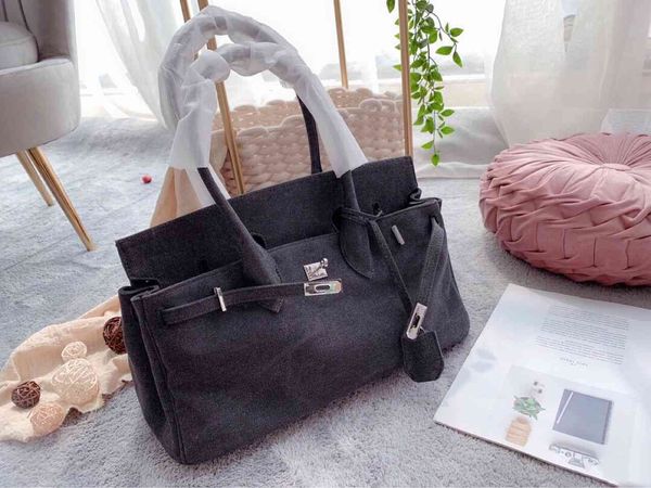 summer soft handle black sewing solid color horizontal square lock three dimensional women's bag luxury brand fashion grey
summer soft handle black sewing solid color horizontal square lock three dimensional women's bag luxury brand fashion grey