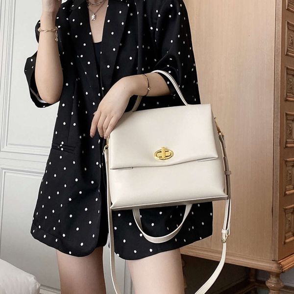 2021 korean fashion women's bag leather portable msenger shoulder leisure large capacity busins commuting
2021 korean fashion women's bag leather portable msenger shoulder leisure large capacity busins commuting