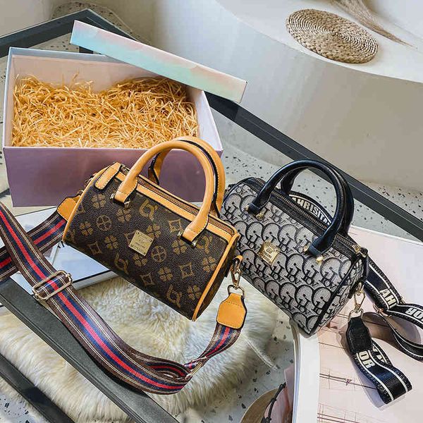 75% off handbag factory store on women's korean trendy, versatile, temperament, pillow bag, single shoulder messenger
75% off handbag factory store on women's korean trendy, versatile, temperament, pillow bag, single shoulder messenger