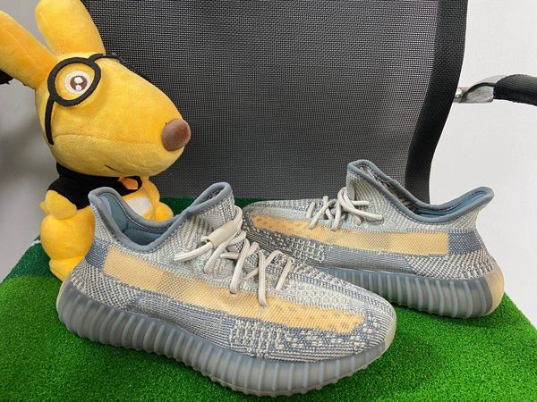 3m reflective kanye wesr running shoes grey blue men women ash zebra tail light electrostatic reflection outdoor sports shoe size 36-46
3m reflective kanye wesr running shoes grey blue men women ash zebra tail light electrostatic reflection outdoor sports shoe size 36-46