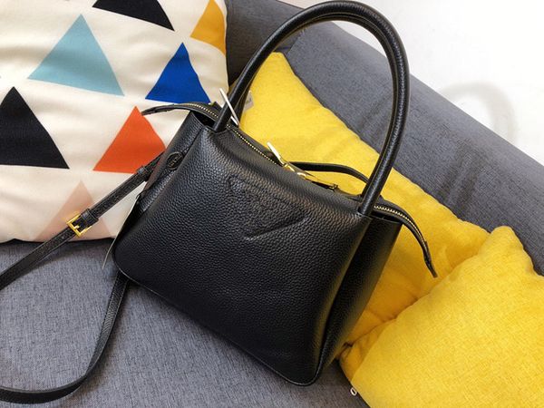 new ladies fashion handbag designer messenger bag women try leather bag party shopping bag wallet
new ladies fashion handbag designer messenger bag women try leather bag party shopping bag wallet
