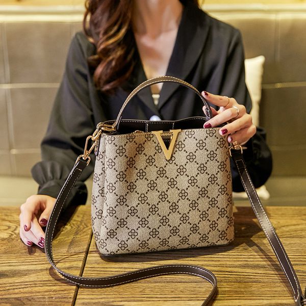 brand design bucket bag women new flower printed leather shoulder bags vintage handbags v letter messenger crossbody bag
brand design bucket bag women new flower printed leather shoulder bags vintage handbags v letter messenger crossbody bag