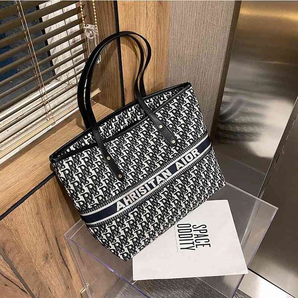 design star's women's new fashion embroidery travel tote bag one shoulder portable large capacity shopping bag handbags
design star's women's new fashion embroidery travel tote bag one shoulder portable large capacity shopping bag handbags
