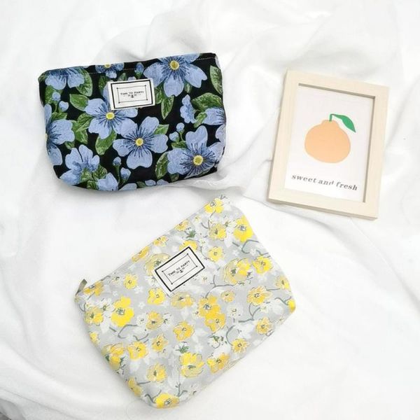 cosmetic bags & cases retro floral makeup bag jacquard fabric travel organizer women portable toiletry large zipper beauty pouch
cosmetic bags & cases retro floral makeup bag jacquard fabric travel organizer women portable toiletry large zipper beauty pouch