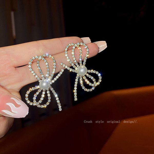 925 silver needle inlaid diamond pearl bow earrings designer dongdamen fashion earrings net red temperament earrings female
925 silver needle inlaid diamond pearl bow earrings designer dongdamen fashion earrings net red temperament earrings female