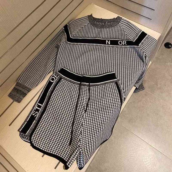 2022 factory wholesale new knitted suit female autumn round neck long sleeve sweater casual 5-point shorts stitched loose tide bottomed shir, Gray
2022 factory wholesale new knitted suit female autumn round neck long sleeve sweater casual 5-point shorts stitched loose tide bottomed shir, Gray