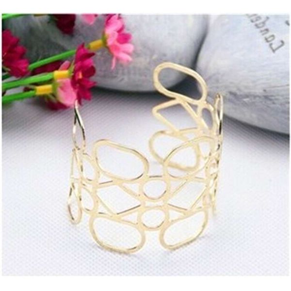 hand catenary fashion metal texture wide face simple irregular hollow out bracelet, Golden;silver
hand catenary fashion metal texture wide face simple irregular hollow out bracelet, Golden;silver
