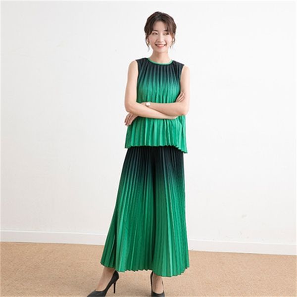 dresses miyake fold gradient sleeveless o-neck two-piece women fashion wide-legged pants print suit, White
dresses miyake fold gradient sleeveless o-neck two-piece women fashion wide-legged pants print suit, White