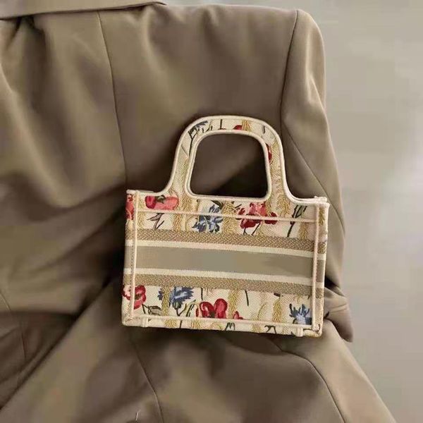 design handbag 2021 spring and summer new hibiscus flower golden wheat mini tote 3d relief embroidery, Red;black
design handbag 2021 spring and summer new hibiscus flower golden wheat mini tote 3d relief embroidery, Red;black