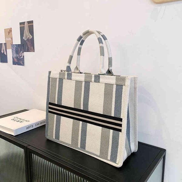 2022 latest models handbag wholesale big large capacity striped women's leisure travel portable one shoulder commuter tote
2022 latest models handbag wholesale big large capacity striped women's leisure travel portable one shoulder commuter tote