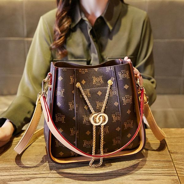 evening bags 2021 female bag european and american fashion shoulder contracted chain cross slung big bucket
evening bags 2021 female bag european and american fashion shoulder contracted chain cross slung big bucket