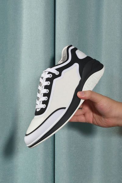 2021 fashion leather women and girls casual shoes sneakers running flat black white stitching strap style classic design
2021 fashion leather women and girls casual shoes sneakers running flat black white stitching strap style classic design