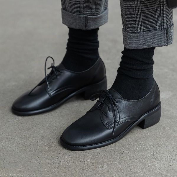 dress shoes genuine leather med heels woman pumps round toe office&casual black white color
dress shoes genuine leather med heels woman pumps round toe office&casual black white color