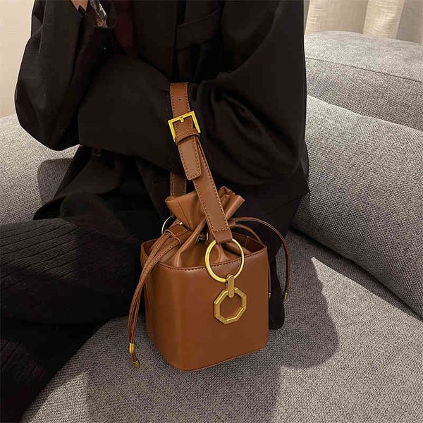 autumn and winter small bag solid color women's 2021 fashion temperament drawstring square box messenger bucket, Black;red
autumn and winter small bag solid color women's 2021 fashion temperament drawstring square box messenger bucket, Black;red