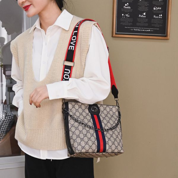 Fashion Street Messenger 2021 Chain Single Shoulder Printing Handbag Bucket Women's Cross Bag
Fashion Street Messenger 2021 Chain Single Shoulder Printing Handbag Bucket Women's Cross Bag