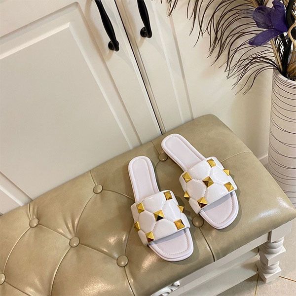 2021 women sandals rivet slipper rubber beach slide gear bottoms striped luxurys causal non-slip summer huaraches flip flops size 35-42 zlh, Black
2021 women sandals rivet slipper rubber beach slide gear bottoms striped luxurys causal non-slip summer huaraches flip flops size 35-42 zlh, Black
