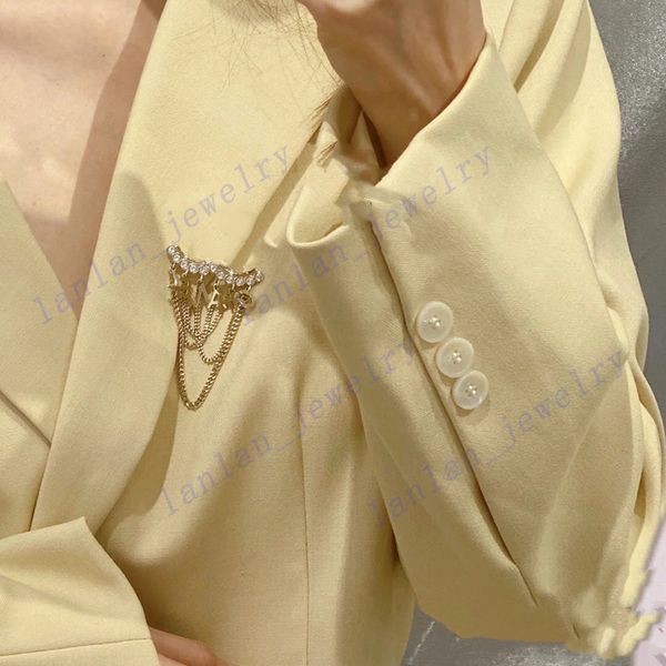 l-c10 women designer brooches chain rhinestone brooch classic letter logo with original box advanced gift, Gray
l-c10 women designer brooches chain rhinestone brooch classic letter logo with original box advanced gift, Gray
