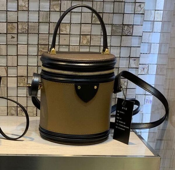 2021 cosmetic bags beauty case reverse coated canvas petite size crossbody removable strap drum shoulder bag one handle cylinder mini
2021 cosmetic bags beauty case reverse coated canvas petite size crossbody removable strap drum shoulder bag one handle cylinder mini