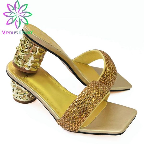 dress shoes 2021 comfortable heels nigerian women with shinning crystal in goldencolor design african ladies for garden part, Black
dress shoes 2021 comfortable heels nigerian women with shinning crystal in goldencolor design african ladies for garden part, Black