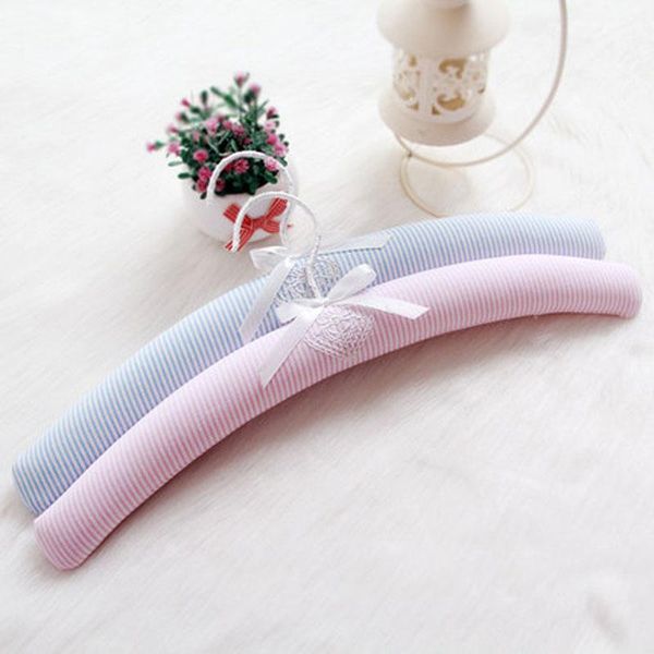 pcs/lot 41cm european style anti skid satin padded clothes hangers for dress hanger with sponge seamless hanging & racks
pcs/lot 41cm european style anti skid satin padded clothes hangers for dress hanger with sponge seamless hanging & racks