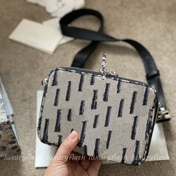 mens designers shoulder cross body camera bag canvas homme mobile phone bag luxurys letters women retro messenger purses high quality
mens designers shoulder cross body camera bag canvas homme mobile phone bag luxurys letters women retro messenger purses high quality