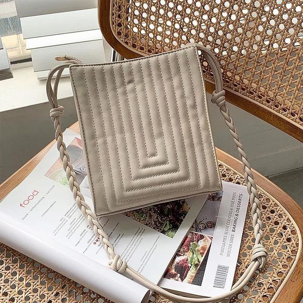 evening bags women early spring vintage weave chain handbag pu leather personality all-match large capacity totes bag fashion h8339
evening bags women early spring vintage weave chain handbag pu leather personality all-match large capacity totes bag fashion h8339