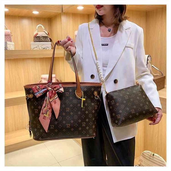 2022 factory wholesale women's new style atmospheric printed one shoulder handbag large capacity bag
2022 factory wholesale women's new style atmospheric printed one shoulder handbag large capacity bag