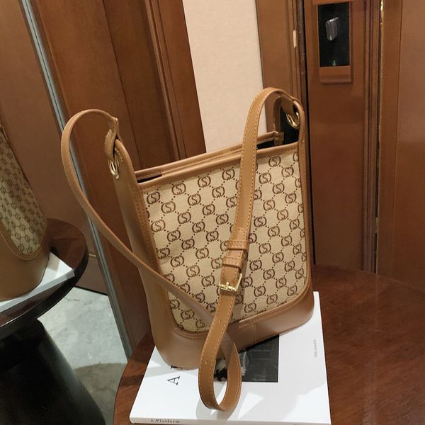 luxury handbags large capacity women's summer versatile messenger new fashion single shoulder bag commuter bucket bag
luxury handbags large capacity women's summer versatile messenger new fashion single shoulder bag commuter bucket bag