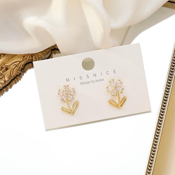 korean trendy rhinestone lovely zircon fresh flower stud earrings for women gold color metal party pendiente, Golden;silver
korean trendy rhinestone lovely zircon fresh flower stud earrings for women gold color metal party pendiente, Golden;silver