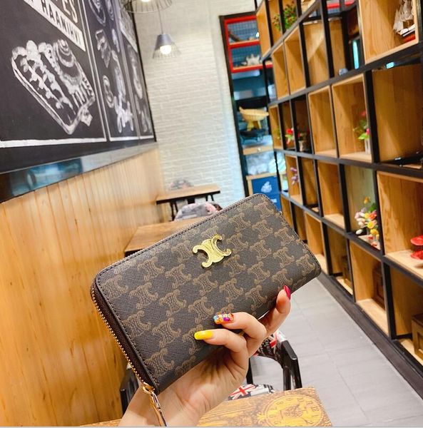 factory wholesale women handbag vintage leather clutch bag joker two-piece printed womens wallets elegant atmosphere color matching leathers, Red;black
factory wholesale women handbag vintage leather clutch bag joker two-piece printed womens wallets elegant atmosphere color matching leathers, Red;black