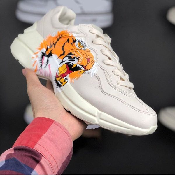 2021 rhyton leather sneaker mens designer shoes strawberry wave mouth tiger print luxury vintage trainer women designershoes size eur36-45, Black
2021 rhyton leather sneaker mens designer shoes strawberry wave mouth tiger print luxury vintage trainer women designershoes size eur36-45, Black