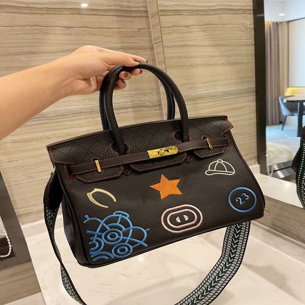 wholesale lass women's bag 2021 retro printed messenger versatile large capacity commuting foreign style one shoulder luxuryss designer
wholesale lass women's bag 2021 retro printed messenger versatile large capacity commuting foreign style one shoulder luxuryss designer