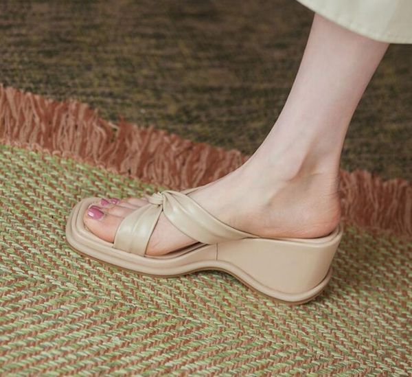 2021 women sandals slippers cross strap wedge heel platform sandal fashion slipper, paris famous female summer cake wedges heels square head, Black
2021 women sandals slippers cross strap wedge heel platform sandal fashion slipper, paris famous female summer cake wedges heels square head, Black