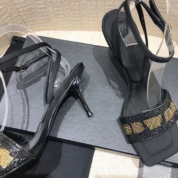 2021 fashion women's black diamond sandals slide summer wide smooth slippers original box size 35-40
2021 fashion women's black diamond sandals slide summer wide smooth slippers original box size 35-40