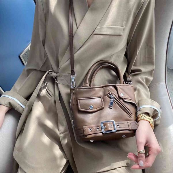 a.2021 new style personalized punk feng shui bucket bag korean version high-capacity handbag advanced sense single shoulder messenger women&
a.2021 new style personalized punk feng shui bucket bag korean version high-capacity handbag advanced sense single shoulder messenger women&