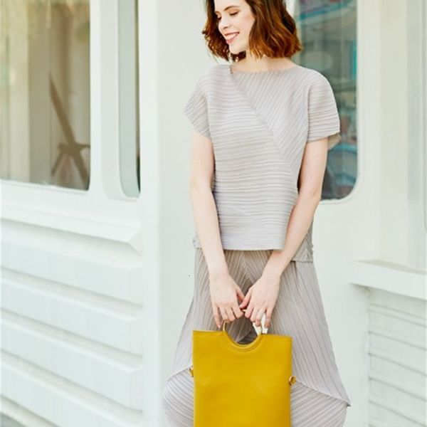 dresses fashion fold short sleeve o-neck solid t-shirt + half pants two-piece outfit, White
dresses fashion fold short sleeve o-neck solid t-shirt + half pants two-piece outfit, White