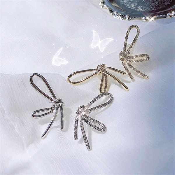 s952 silver needle earrings with diamond cool style, simple personality, asymmetric bow, fashionable and elegant earrings, female, Black
s952 silver needle earrings with diamond cool style, simple personality, asymmetric bow, fashionable and elegant earrings, female, Black